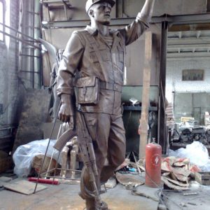 Бронзовая скульптура: Военный с поднятой рукой