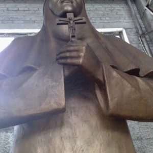Бронзовая скульптура: Молящаяся монахиня Бронзовая скульптура: Молящаяся монахиня