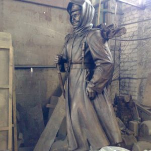 Бронзовая скульптура: Солдат в плащ-палатке Бронзовая скульптура: Солдат в плащ-палатке