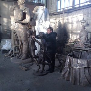 Бронзовая скульптура: Гуляющие дети Бронзовая скульптура: Гуляющие дети