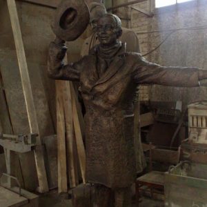 Бронзовая скульптура: Незнакомец со шляпой