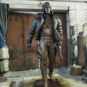 Бронзовая скульптура: Шагающий летчик