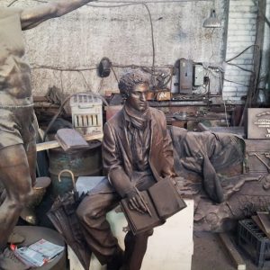 Бронзовая скульптура: Задумчивый писатель
