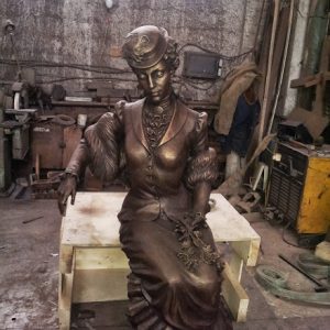 Бронзовая скульптура: Дама с цветами Бронзовая скульптура: Дама с цветами