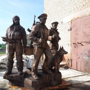 Бронзовая скульптура: Солдаты с собакой Бронзовая скульптура: Солдаты с собакой
