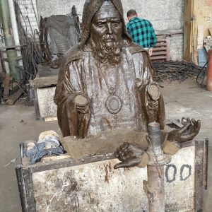 Бронзовая скульптура: Священник возле алтаря Бронзовая скульптура: Священник возле алтаря