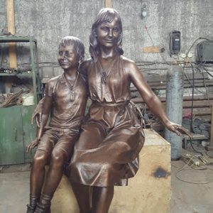 Бронзовая скульптура: Мать с гуляющими детьми Бронзовая скульптура: Мать с гуляющими детьми