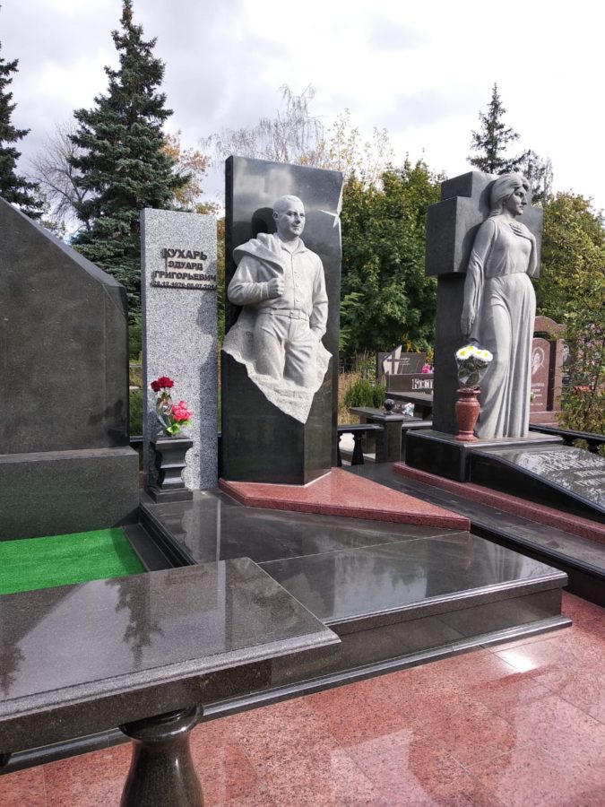 Надгробный памятник: Силуэт в камне Надгробный памятник: Силуэт в камне