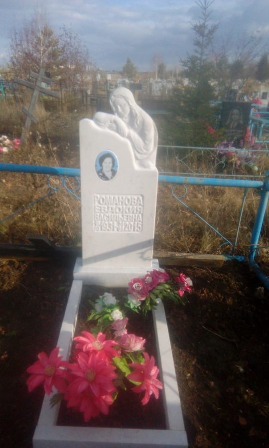 Надгробный памятник из мрамора: Скорбящая женщина Надгробный памятник из мрамора: Скорбящая женщина