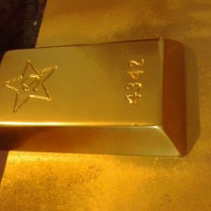 Скульптура из пенопласта и стеклопластика: Золотые слитки Скульптура из пенопласта и стеклопластика: Золотые слитки