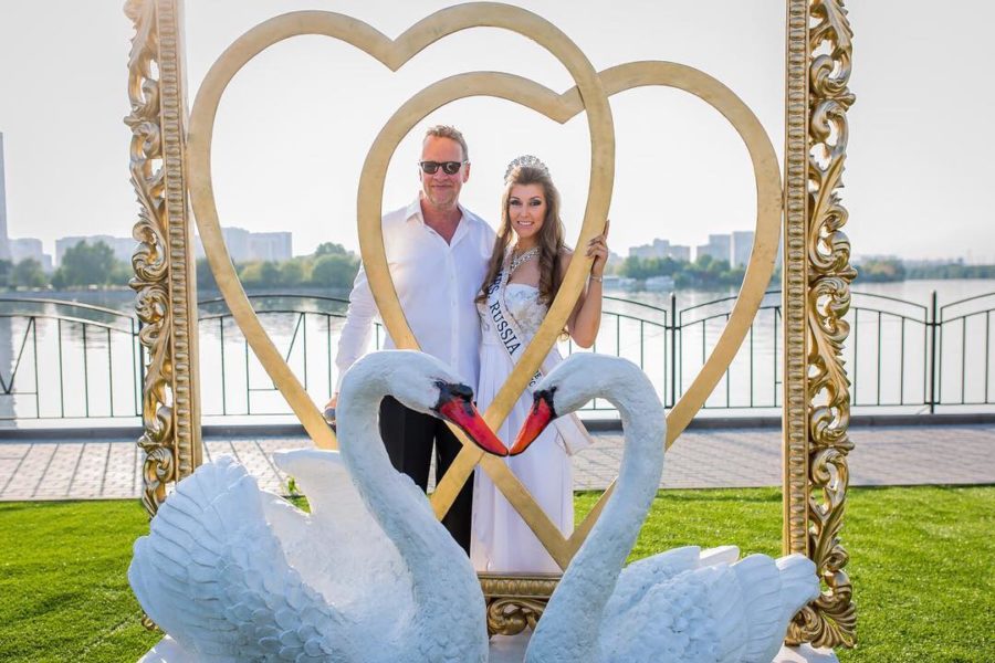 Скульптура на заказ: Лебеди в рамке Скульптура на заказ: Лебеди в рамке