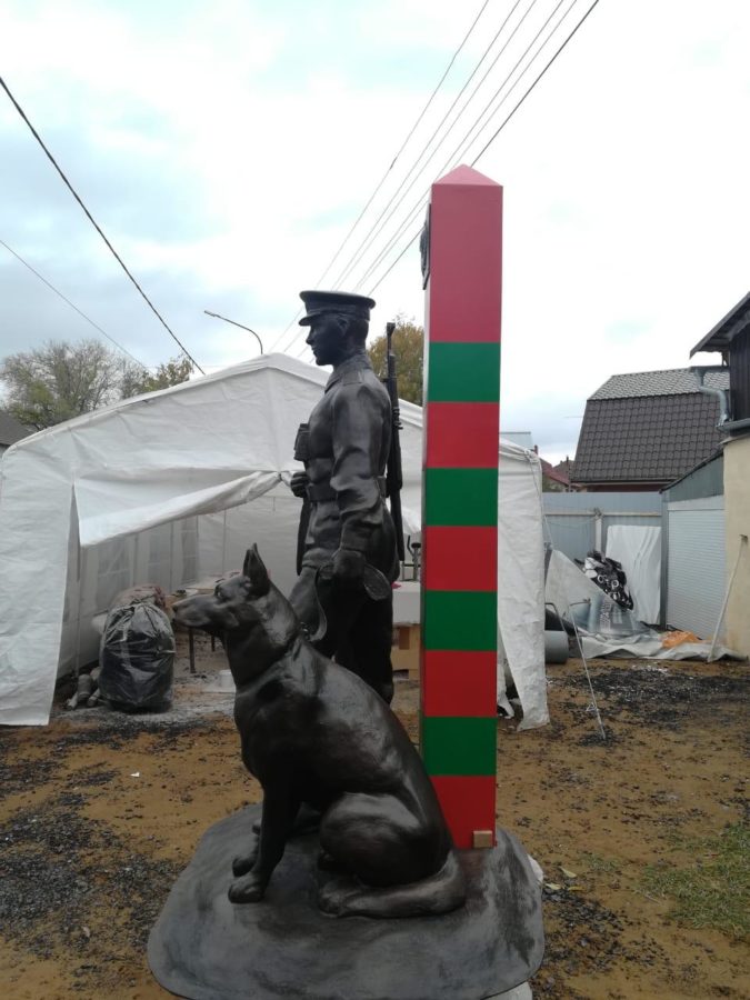 Скульптура из пенопласта и стеклопластика: пограничник с собакой Скульптура из пенопласта и стеклопластика: пограничник с собакой
