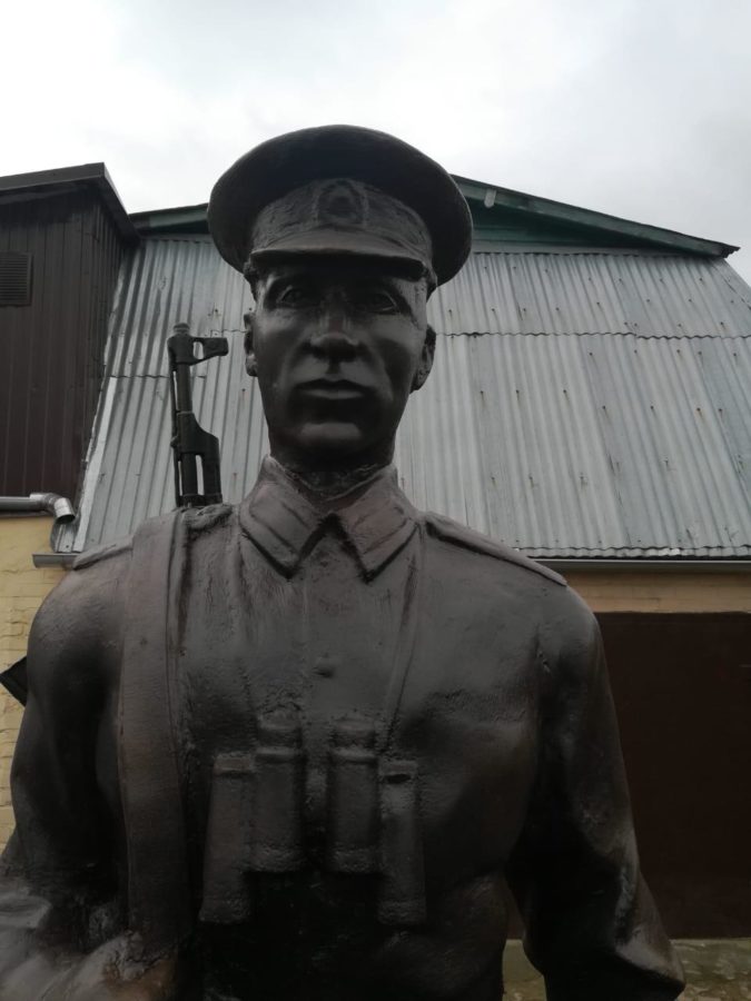 Скульптура из пенопласта и стеклопластика: пограничник с собакой Скульптура из пенопласта и стеклопластика: пограничник с собакой