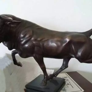 Скульптура из бронзы: Бык