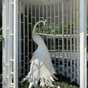 Скульптура из стеклопластика: Скульптура белого павлина