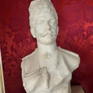 Мраморный бюст: Полководец Мраморный бюст: Полководец