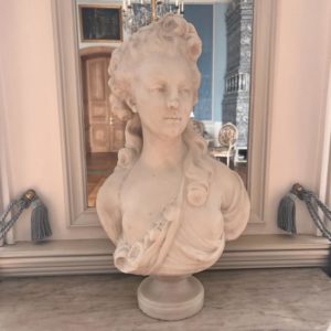 Мраморный бюст: Фрейлина Мраморный бюст: Фрейлина