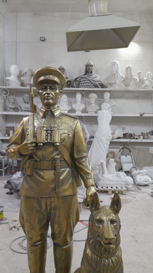 Скульптура: Пограничник с собакой Скульптура: Пограничник с собакой