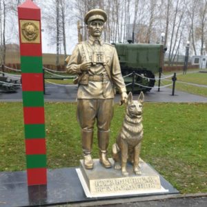 Скульптура: Пограничник с собакой и столбом Скульптура: Пограничник с собакой и столбом