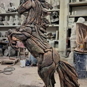 Скульптура: Конь из коряг Скульптура: Конь из коряг