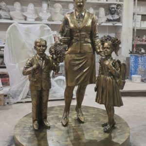 Скульптура: Учительница и два ученика Скульптура: Учительница и два ученика