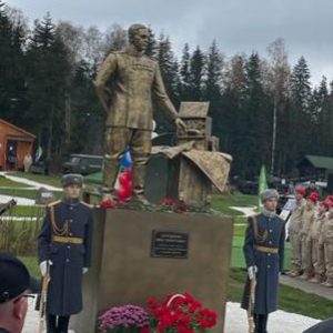 Скульптура: Маршал связи СССР Пересыпкин И.Т. Скульптура: Маршал связи СССР Пересыпкин И.Т.