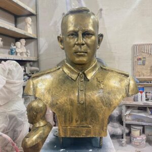 Бюст: Герой СССР Емельянов Петр Николаевич Бюст: Герой СССР Емельянов Петр Николаевич