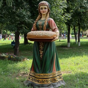 Скульптура: Русская красавица в национальной одежде с караваем Скульптура: Русская красавица в национальной одежде с караваем