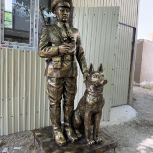 Скульптура: Пограничник с собакой Скульптура: Пограничник с собакой