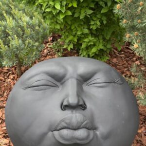 Скульптура: Голова-шар черного цвета в матовом исполнении стиле Les Jardins d’Etretat Скульптура: Голова-шар черного цвета в матовом исполнении стиле Les Jardins d’Etretat
