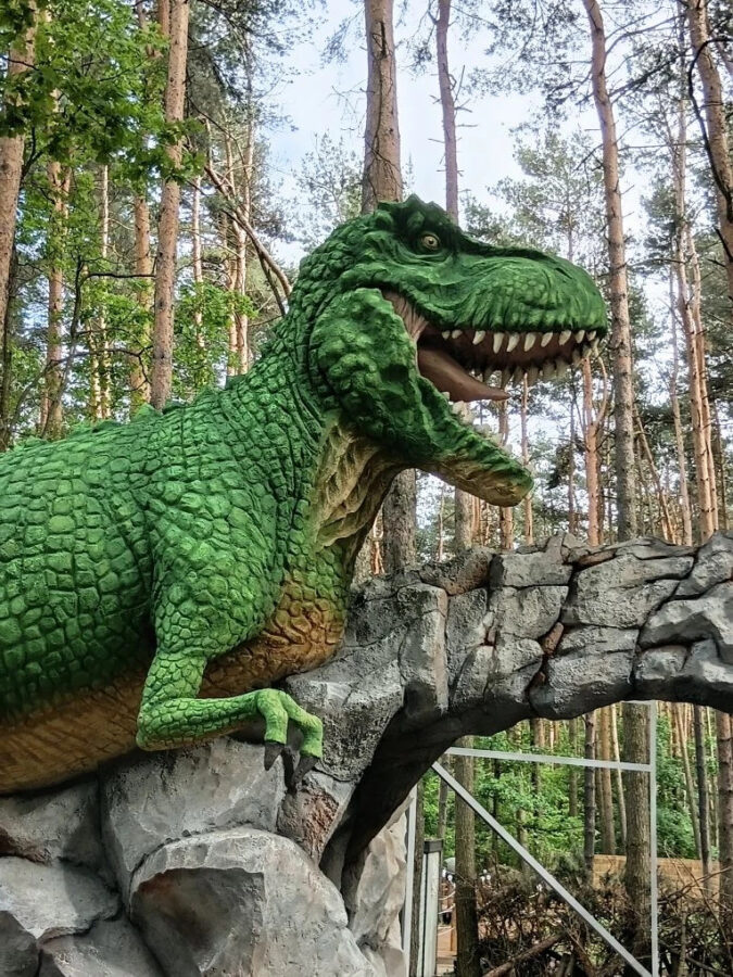 Скульптура: Динозавры из бетона