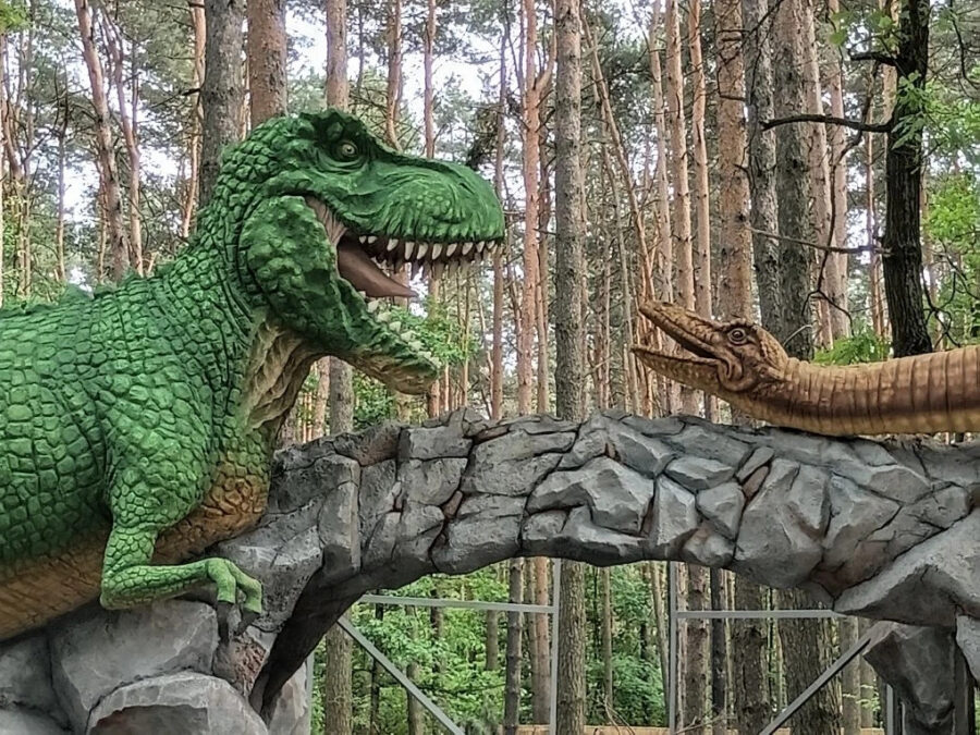 Скульптура: Динозавры из бетона