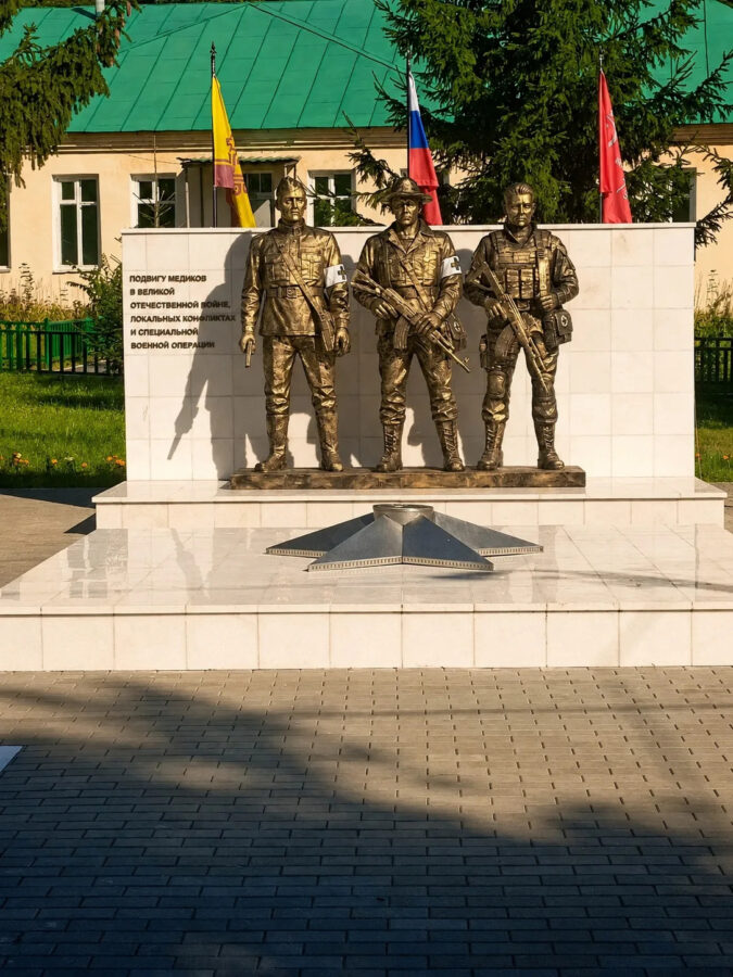 Скульптура: Дедушка и внуки: Связь Поколений Скульптура: Дедушка и внуки: Связь Поколений
