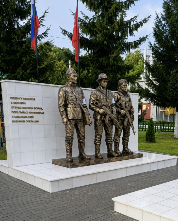 Скульптура: Дедушка и внуки: Связь Поколений Скульптура: Дедушка и внуки: Связь Поколений