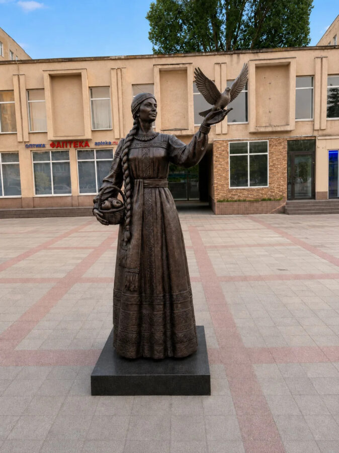 Скульптура: Солдат СВО с лучами за спиной Скульптура: Солдат СВО с лучами за спиной