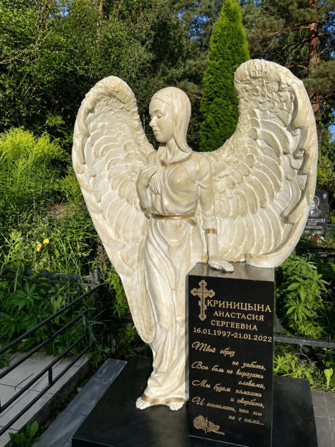 Скульптура: Девушка в образе Ангела