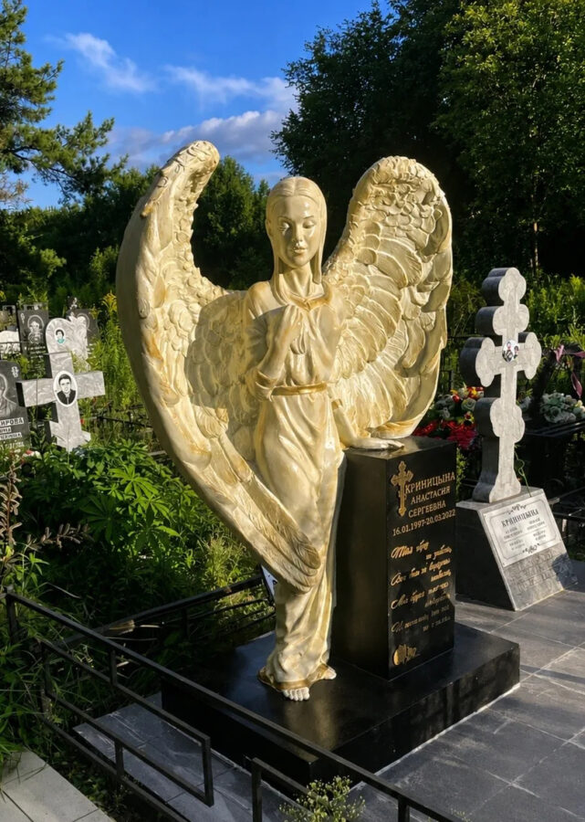 Скульптура: Девушка в образе Ангела