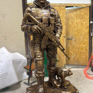 Скульптура: Солдат армии России с котом Скульптура: Солдат армии России с котом
